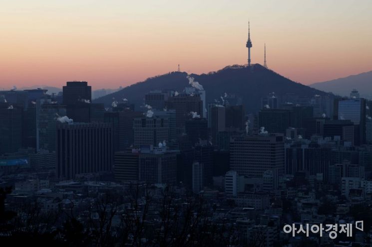 12일 내륙 곳곳에 한파특보가 내려진 가운데 서울의 아침 체감온도는 영하 16도 안팎까지 떨어졌다. 새벽 종로 인왕산에서 바라본 도심 건물 위로 난방 수증기가 피어오르고 있다. 주 후반까진 영하 10도를 넘나들며 동장군이 맹위를 떨치겠다. /문호남 기자 munonam@