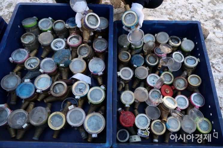 강추위가 이어진 12일 서울 종로구 중부수도사업소 효자가압장에서 한 직원이 동파된 수도계량기를 정리하고 있다. 서울시는 이날 오전 9시를 기해 수도계량기 ‘동파 경계’ 단계를 발령했다. 동파 경계 발령은 올겨울 들어 두 번째이며 올해 들어서는 처음이다. 동파 경계는 4단계 동파 예보제 중 3단계에 해당하며 하루 최저 기온이 영하 10도 미만의 날씨가 이틀 이상 지속될 때 발령된다. /문호남 기자 munonam@