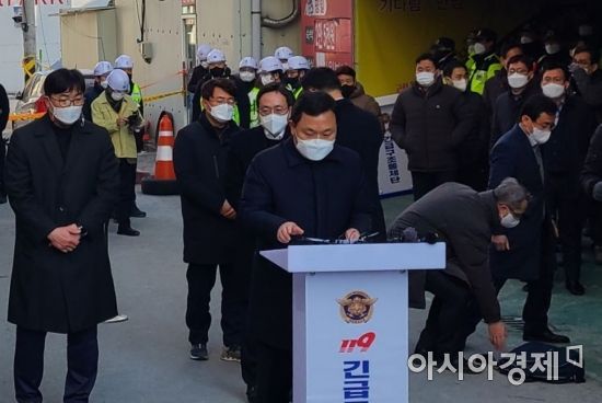 유병규 현대산업개발 대표이사가 12일 오전 광주 서구 화정아이파크 붕괴 사고 현장에서 사과문을 발표하고 있다.