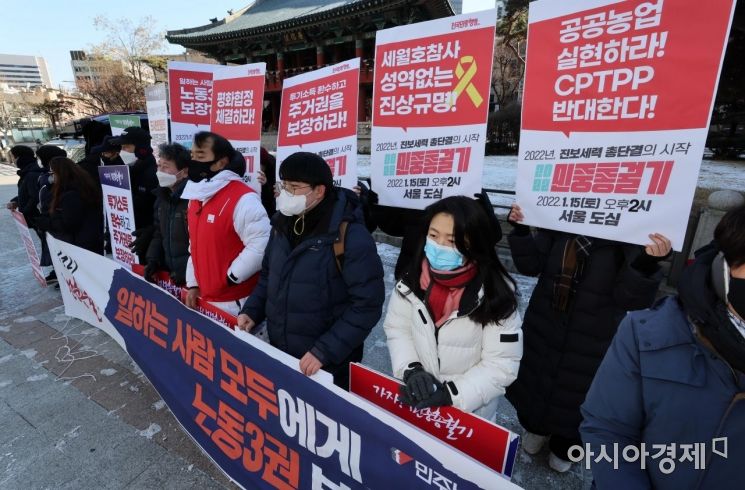 민주노총을 비롯해 노동자, 농민, 빈민 등 각계 민중으로 구성된 전국민중행동 관계자들이 지난 12일 서울 종로구 보신각 앞에서 민중총궐기 성사 촉구 기자회견을 하고 있다. 이들은 오는 15일 서울 도심에서 불평등과 기득권 양당체제 타파, 집회의 자유 보장 등을 요구하는 대규모 '민중총궐기'를 개최할 예정이다./김현민 기자 kimhyun81@