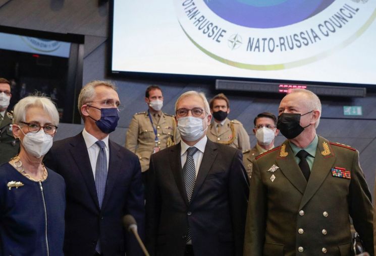 나토·러시아 고위급 인사, 우크라이나 문제 놓고 협상 