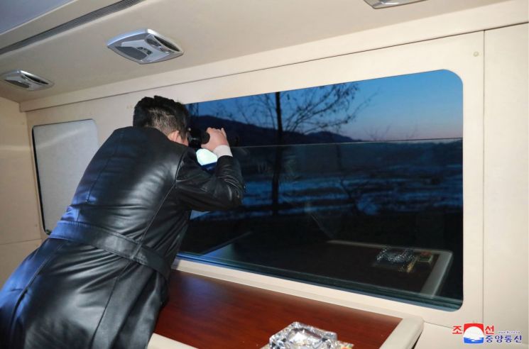 북한 국방과학원이 11일 극초음속미사일 시험발사를 김정은 국무위원장이 참관한 가운데 진행해 성공시켰다고 조선중앙통신이 12일 보도했다. 사진은 미사일시험발사를 참관하고 있는 김정은국무위원장. [이미지출처=연합뉴스]