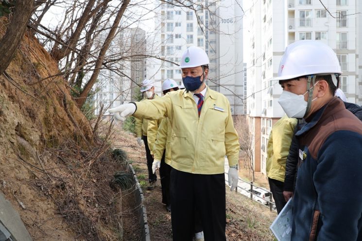 성동구 용답역 철길 옹벽 디자인월 단장...노원구 통학로 안전성 평가 후 보행 환경 개선