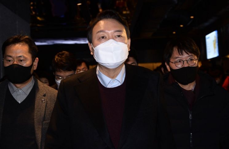 윤석열 국민의힘 대선 후보가 온라인 게임 '리그오브레전드' 대회인 2022 LCK 스프링 개막전을 관전하기 위해 12일 서울시 종로구 그랑서울 타워1 행사장 안으로 들어가고 있다. [이미지출처=연합뉴스]