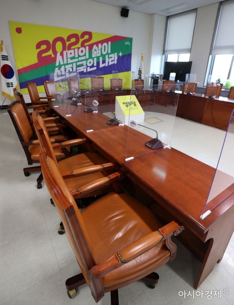 심상정 정의당 대선후보가 모든 일정을 잠정 중단하기로 결정한 13일 국회 정의당 선대위 회의실이 텅 비어 있다./윤동주 기자 doso7@