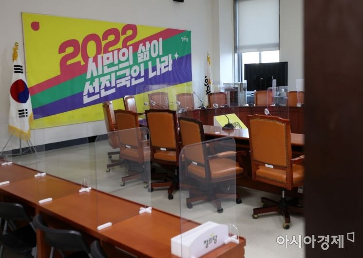 심상정 정의당 대선후보가 모든 일정을 잠정 중단하기로 결정한 13일 국회 정의당 선대위 회의실이 텅 비어 있다./윤동주 기자 doso7@