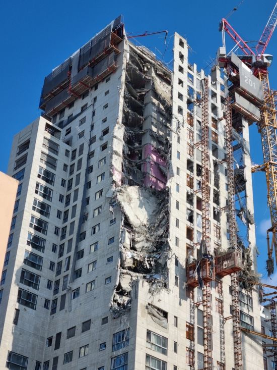 외벽 등이 붕괴된 광주광역시 서구 화정아이파크 201동 건물.