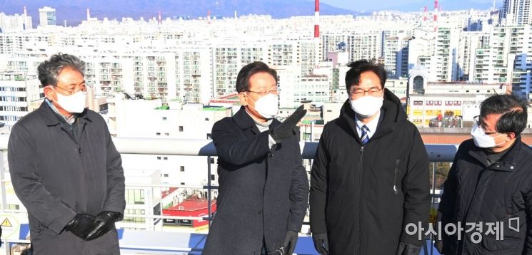 이재명 더불어민주당 대선후보가 13일 서울 노원구의 한 빌딩옥상에서 주변 노후 아파트 단지 등을 살펴보고 있다./국회사진기자단