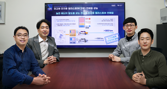 세계 최고 성능의 전고체 전지를 개발한 카이스트 연구팀. 왼쪽부터 이승우 교수, 김범준 교수, 한정훈 연구원, 이승훈 연구원. 사진제공=카이스트.