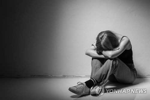 사회적 거리두기가 2년 넘게 계속되면서 우울감을 호소하는 사례가 늘고 있다./사진=연합뉴스