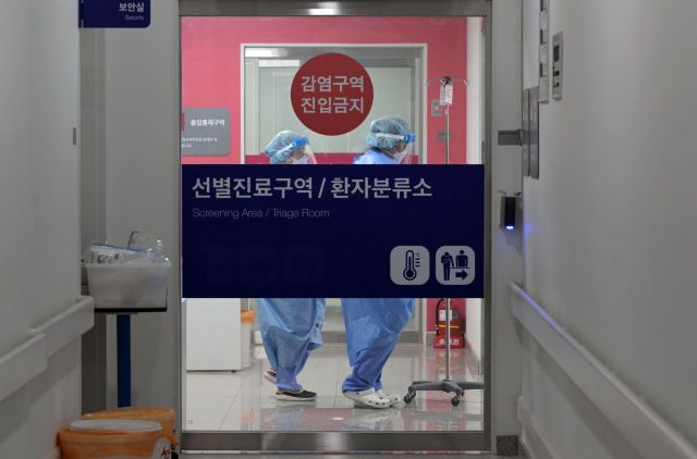 13일 오전 서울 중랑구 서울의료원 코로나19 응급의료센터에서 의료진들이 분주하게 업무를 보고 있다./사진공동취재단