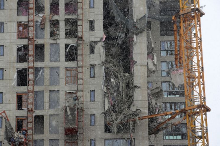 구미서 아파트 구조물 전복사고…강풍·추위에 공사현장 초비상(종합)