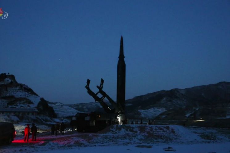 지난 11일 북한에서 극초음속미사일 발사를 준비하는 현장을 조선중앙TV가 12일 보도했다. 발사 장소는 자강도로 알려졌다. [이미지출처=연합뉴스]