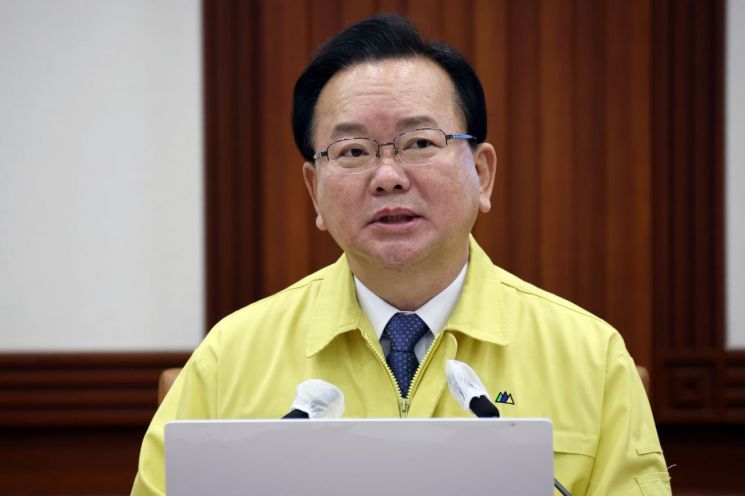 김부겸 국무총리가 14일 정부서울청사에서 열린 코로나19 대응 중앙재난안전대책본부 회의를 주재하고 있다. 2022.1.14 [이미지출처=연합뉴스]