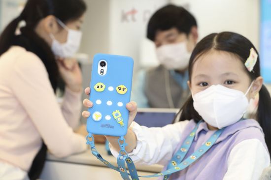 'Kids Safe Even When Thrown' Top 3 Mobile Carriers Unveil New Semester Kids Phones (Comprehensive)