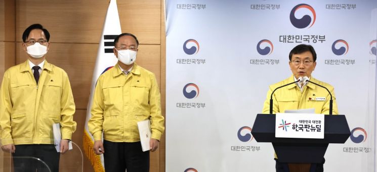 거리두기 '모임 6인·영업 9시' 3주간 적용 
   (서울=연합뉴스) 김승두 기자 = 권덕철 보건복지부 장관이 14일 정부서울청사 브리핑실에서 거리두기 조정 및 오미크론 대응계획 등 방역조치 연장 관련 정부 합동 발표를 하고 있다. 왼쪽부터 강성천 중소벤처기업부 차관, 홍남기 경제부총리 겸 기획재정부 장관, 권 장관. 2022.1.14
   kimsdoo@yna.co.kr
(끝)


＜저작권자(c) 연합뉴스, 무단 전재-재배포 금지＞