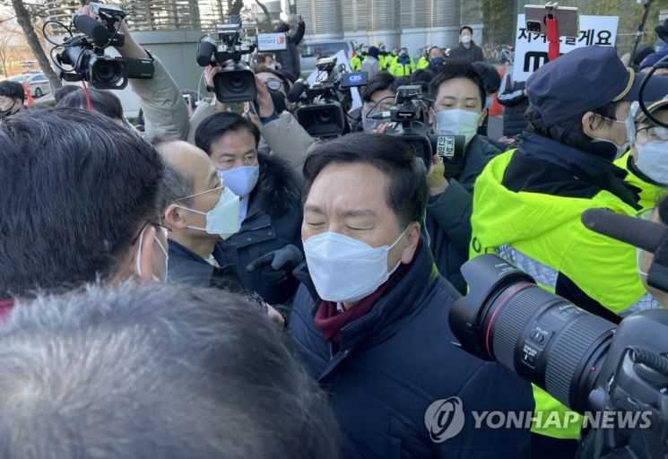 MBC가 윤석열 국민의힘 대선 후보 부인 김건희 씨의 7시간 통화 녹음 내용을 보도할 것이라고 예고한 가운데, 14일 오전 김기현 원내대표 등 야당 원내지도부가 MBC를 항의 방문하고 있다. / 사진=연합뉴스