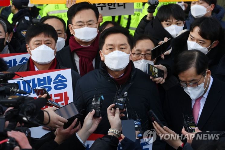 14일 오전 서울 마포구 상암동 MBC 사옥 앞에서 항의 발언하고 있는 김 원내대표 / 사진=연합뉴스