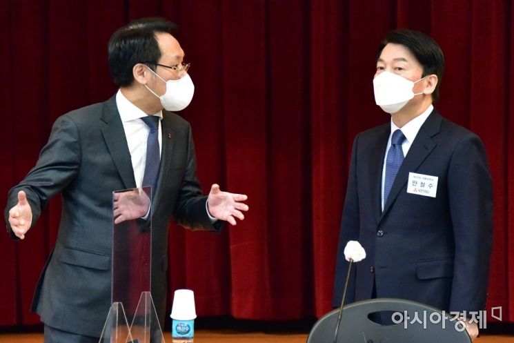 [포토] 한의사협회장과 대화하는 안철수 후보