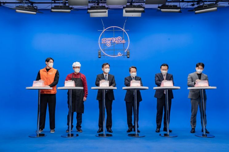 14일 신한은행 본점에서 열린 ‘광진구 땡겨요’ 협약식 및 런칭행사에서 참석자들이 ‘땡겨요 라이더 드라이빙 이벤트’를 위한 출발 버튼을 누르고 있다. 버튼을 누리면 건대 로데오 거리에 도열해 있던 22명의 라디어들이 광진노인종합복지관으로 출발한다.