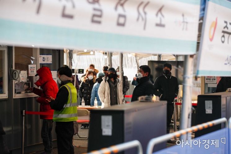 지난 16일 서울역광장에 마련된 임시선별검사소를 찾은 시민들이 검사를 받기 위해 대기하고 있다./강진형 기자aymsdream@