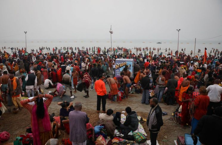 코로나 폭증에도 종교 축제에 운집한 인도 힌두교 순례자들. [출처=연합뉴스]