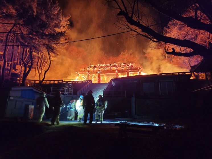 부산 영도구 봉래산에 있는 사찰에서 화재가 발생해 소방당국이 진화하고 있다. [이미지출처=부산경찰청]