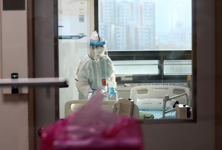 지난 12일 오후 대전시 서구 관저동 건양대학교병원에서 병원 관계자가 신종 코로나바이러스 감염증(코로나19) 추가 병상에 놓일 시설물을 옮기고 있다. (사진=연합뉴스)