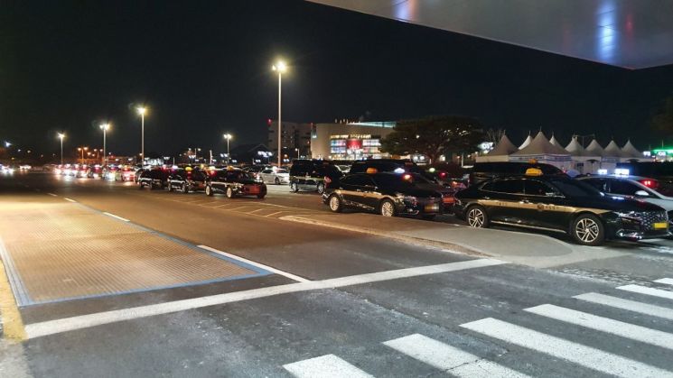 14일 저녁 김포공항 앞 도로에 택시들이 대기줄을 형성하고 있다.