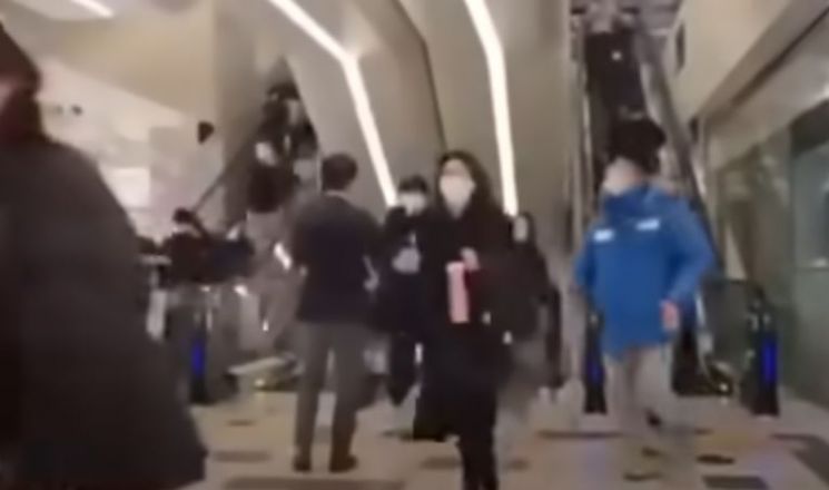 지난 14일 대구 신세계백화점 매장을 향해 달려가는 시민들 / 사진=유튜브 영상 캡처