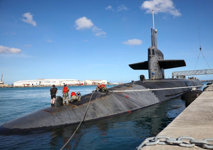 美 핵잠수함, 北·中 견제위해 괌에 입항..."2016년 이후 처음" 