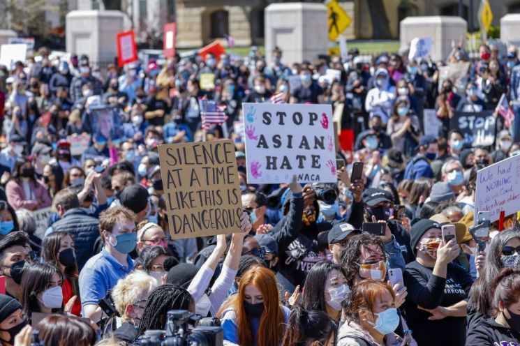 지난해 3월20일(현지시각) 미국 조지아주 애틀란타시의 주의회 의사당 건물 앞에서 시민들이 '아시아인 혐오를 멈춰라(StopAsianHate)'라는 문구가 적힌 피켓을 들며 아시아인 대상 증오범죄를 규탄하는 시위에 참가하고 있다. 애틀란타(미국)=EPA연합