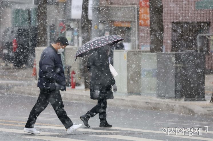강추위 속 눈이 내린 17일 서울 종로 거리에서 시민들이 발걸음을 재촉하고 있다. /문호남 기자 munonam@