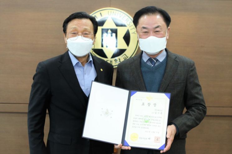 정창주 구미대 총장(왼쪽)이 김기홍 교무처장(오른쪽)에게 국방부장관 표창장을 전달하고 있다.  사진=구미대제공