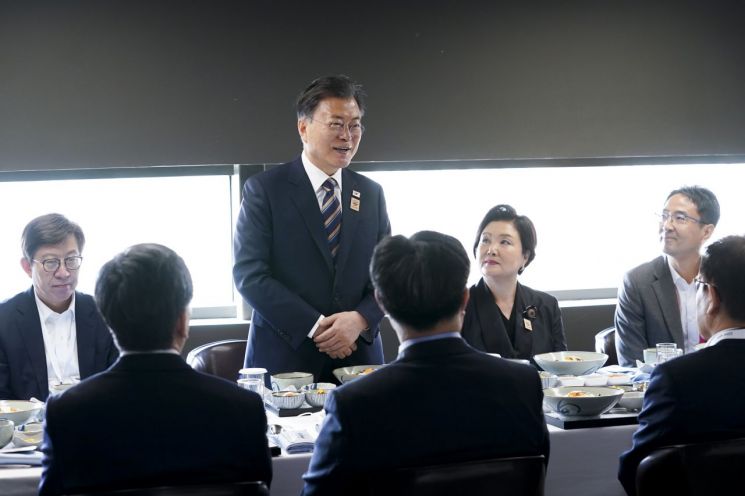文대통령, 두바이 엑스포 한국관 관계자들 격려…'부산 엑스포 지원' 의지 밝혀