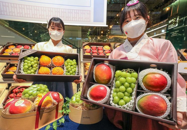 18일 서울 강남구 현대백화점 압구정본점에서 직원들이 이색 과일 선물세트를 소개하고 있다.