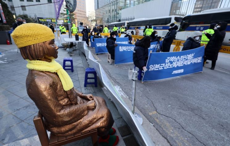 "수요시위 방해, 제지 필요" 인권위…"집시법 초월" 난감한 경찰