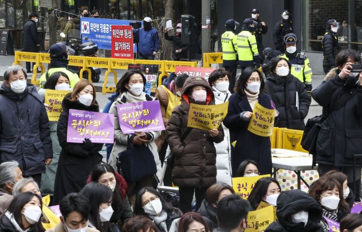 "수요시위 방해, 제지 필요" 인권위…"집시법 초월" 난감한 경찰