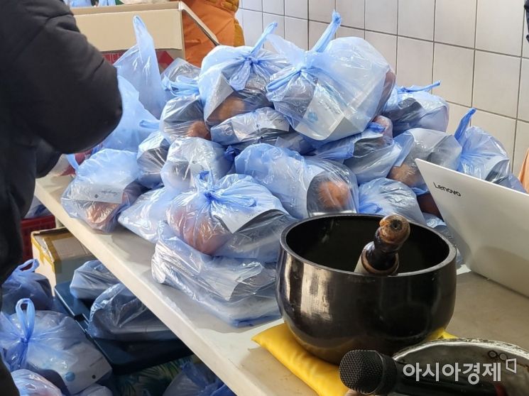 어르신들께 나눠드릴 나눔급식. 봉투 안에는 밥과 세 가지 찬, 귤 2개, 음료, 마스크, 수저 등이 들어있다./박현주 기자 phj0325@