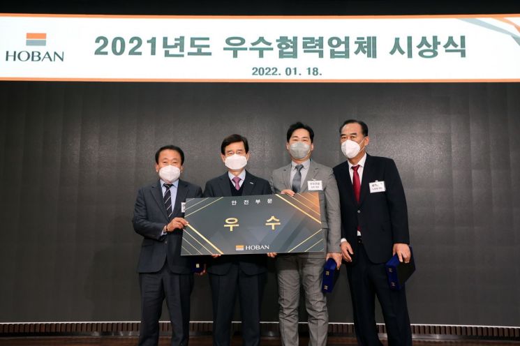 김선규 호반그룹 회장(왼쪽에서 두 번째)이 우수협력업체로 선정된 관계자들과 기념촬영을 하고 있다.