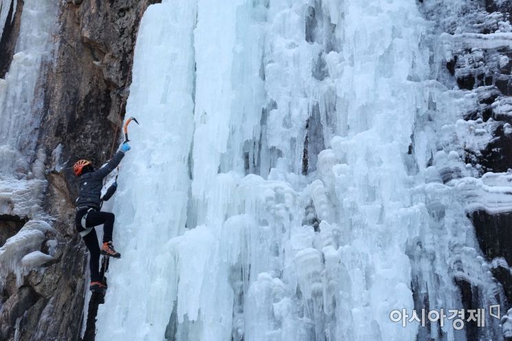 강추위가 이어지고 있는 18일 경기 양주시 가래비 빙벽장을 찾은 시민들이 빙벽을 오르며 겨울을 만끽하고 있다. /문호남 기자 munonam@