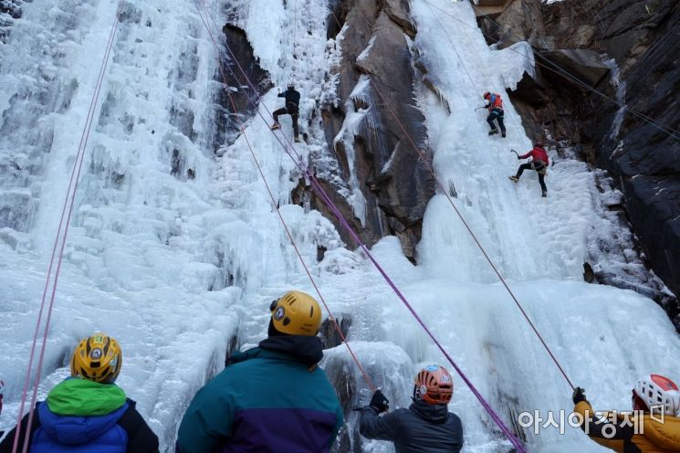 강추위가 이어지고 있는 18일 경기 양주시 가래비 빙벽장을 찾은 시민들이 빙벽을 오르며 겨울을 만끽하고 있다. /문호남 기자 munonam@
