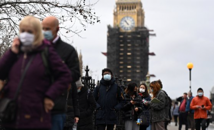 영국 런던의 한 병원 밖에서 시민들이 코로나19 부스터샷을 접종하기 위해 줄 서있다. [이미지출처=EPA연합뉴스]
