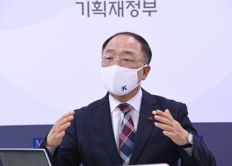[속보]홍남기 "올해 사전청약 7만호 공급...민간물량은 3.8만호"