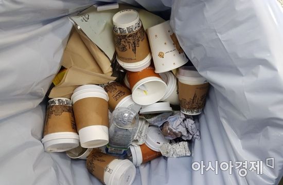 쓰레기통에 일회용 컵이 가득하다. 사진은 기사 중 특정 표현과 무관. 사진=아시아경제DB.