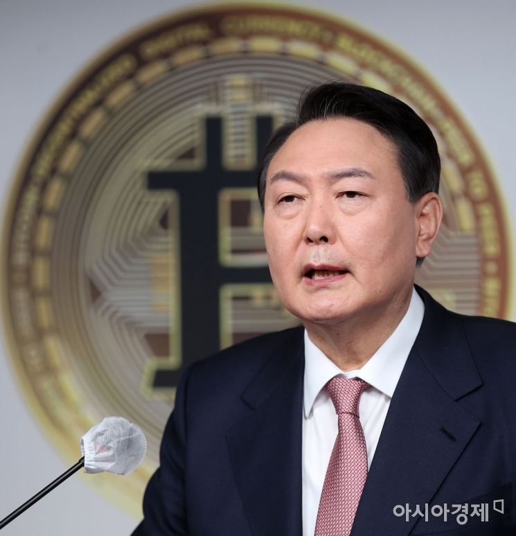 [포토] 윤석열, '코인러 환심 한번 잡아볼까'