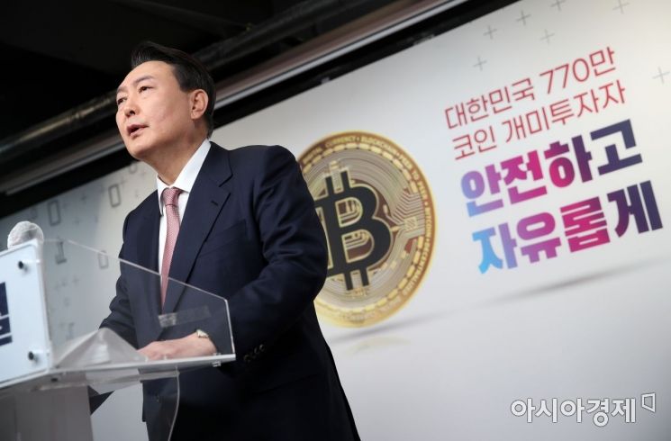 [포토] 윤석열, '코인러 환심 한번 잡아볼까'