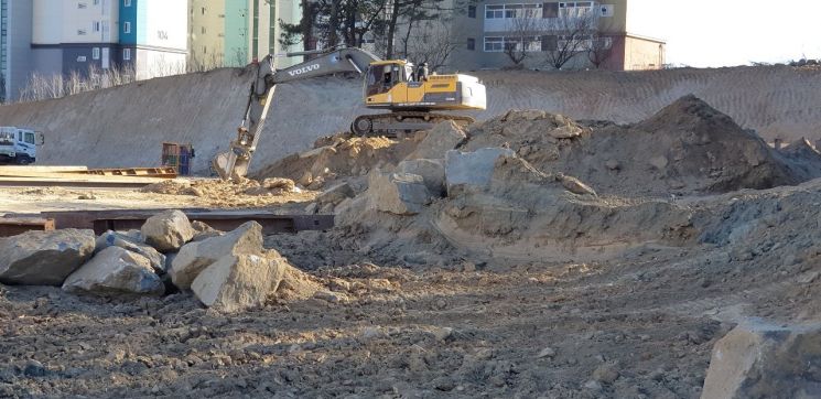 함양군 대형마트 공사현장서 1년째 소음·분진, 주민 반발