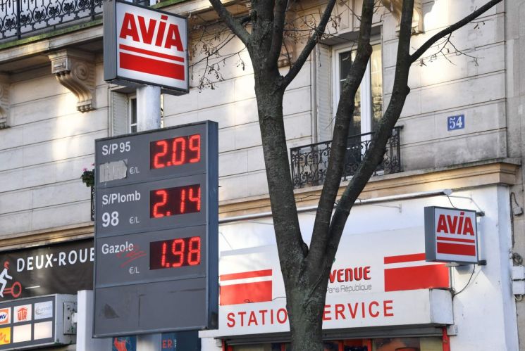 18일(현지시간) 프랑스 파리의 한 주유소에서 휘발유와 경유 가격이 게시되고 있다. 프랑스의 유가는 2014년 이후 최고치로 뛰어올랐다. [이미지출처=연합뉴스]