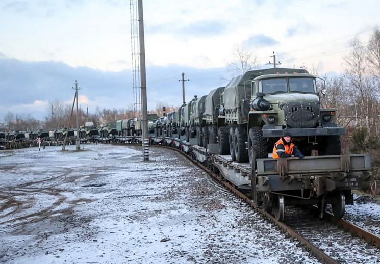 러시아 군용차량을 수송하는 열차가 벨라루스에 도착하는 모습으로, 18일(현지시간) 벨라루스 국방부가 공개한 사진이다. [이미지출처=연합뉴스]